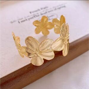 Brand New Gold Tone Flower Wristband Bangle Bracelet